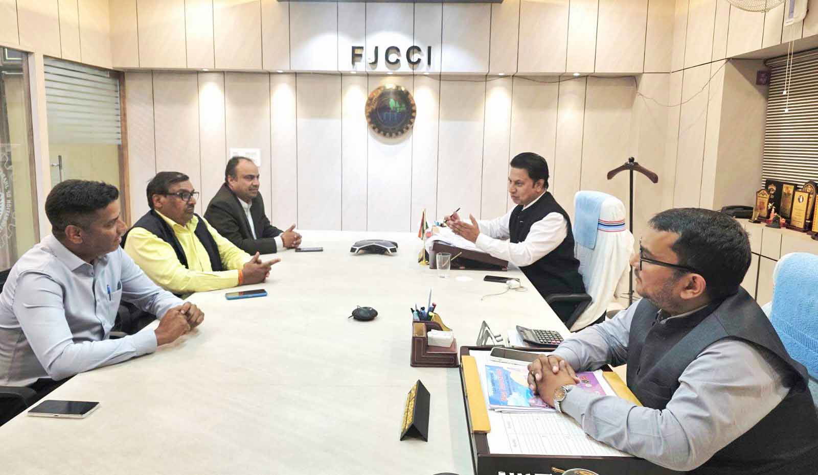 मापतौल अधिकारियों की कमी से व्यापारियों की परेशानी पर चैंबर भवन में चर्चा