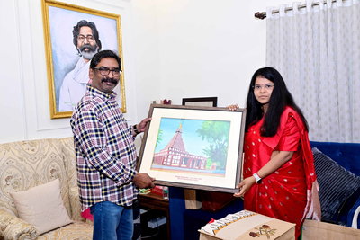 CM हेमंत से मिलीं चतरा डीसी, इटखोरी महोत्सव में शामिल होने का दिया निमंत्रण