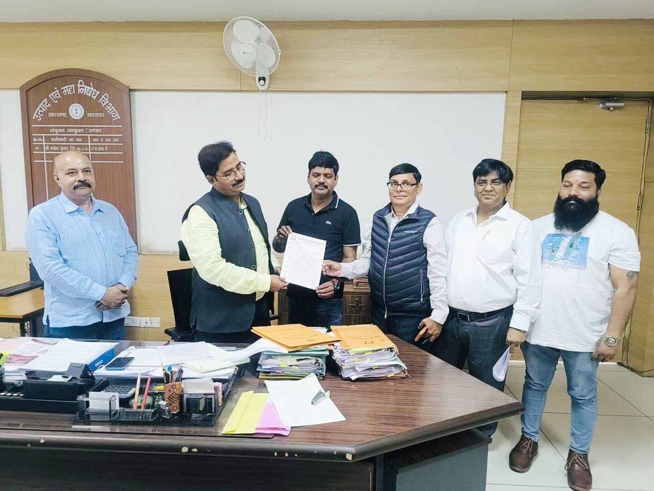 उत्पाद नियमावली पर पुनर्विचार की मांग, झारखंड बार एंड रेस्टोरेंट एसोसिएशन ने सौंपा ज्ञापन