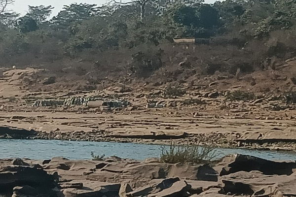 दामोदर नदी से अवैध कोयला खनन का आरोप, सरयू राय ने प्रशासन पर संरक्षण देने का किया दावा