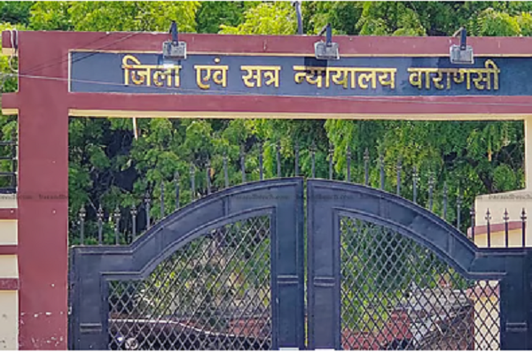 वाराणसी: कोर्ट रूम में मचा हड़कंप, जज के सामने महिला ने निकाला चाकू