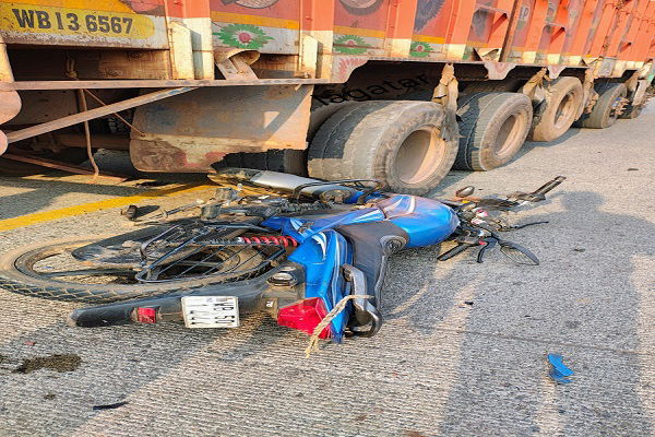 बहरागोड़ा: खड़े ट्रक से टकराई बाइक, महिला समेत 3 लोग गंभीर रूप से घायल