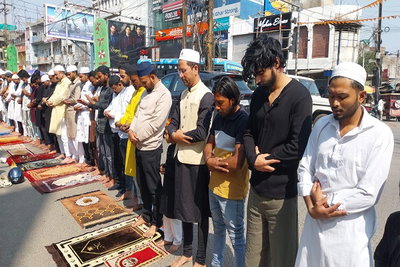 मस्जिदों में पढ़ी गई रमजान माह के पहले जुम्मे की नमाज