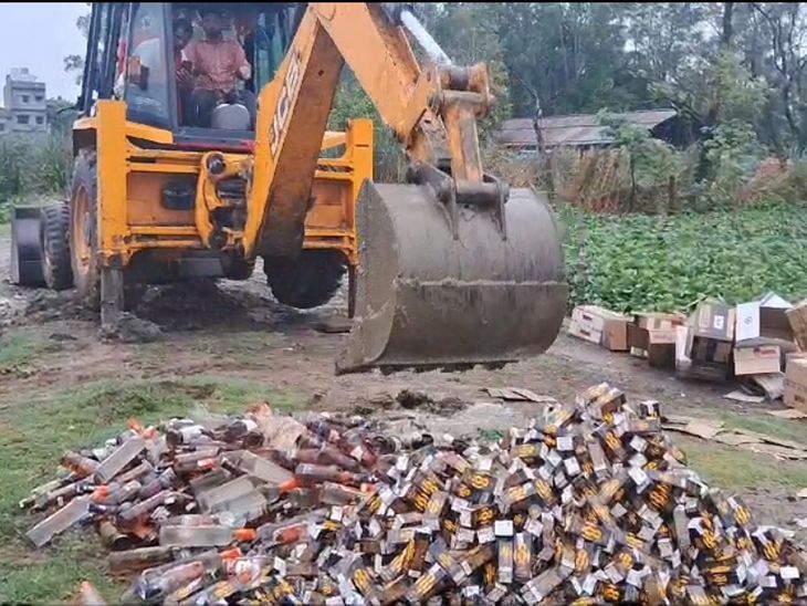 बिहार: करोड़ों रुपए की शराब पर बुलडोजर एक्शन, 12 हजार लीटर से अधिक शराब को रौंदा