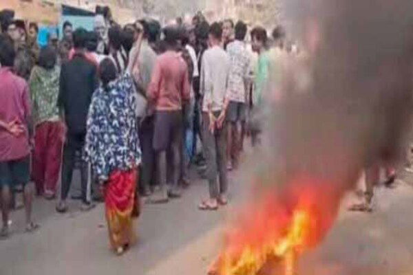 धनबाद: अवैध कोयला लदे ट्रक से बच्चे की मौत के बाद भड़का आक्रोश, मेयर प्रत्याशी संजीव सिंह पहुंचे