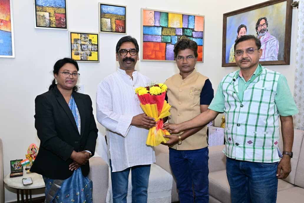 CM हेमंत से रघुनाथ मुर्मु हेरिटेज ट्रस्ट के प्रतिनिधियों ने की मुलाकात