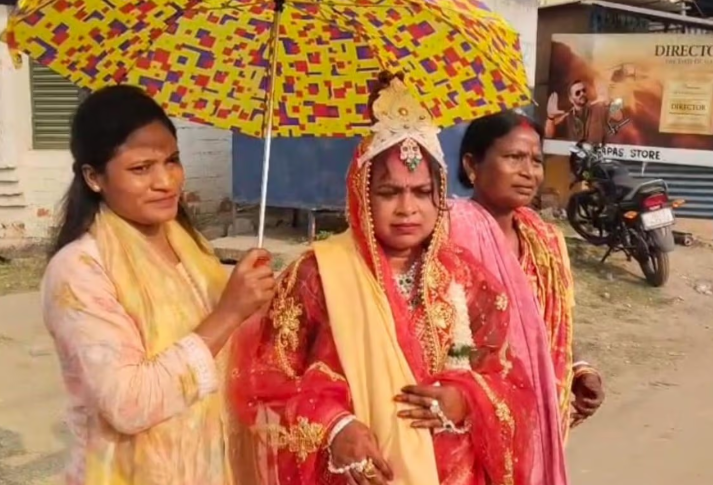 सरायकेला: ‘पहले मतदान फिर कन्यादान’, लाल-जोड़े में मतदान करने पहुंची दुल्हन