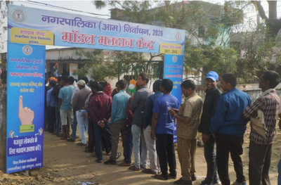 रामगढ़: बैलेट पेपर पर मुहर लगाकर किया लोकतंत्र मजूबत, कतार में नजर आए वोटर