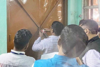 धनबाद: थ्री लेयर सिक्योरिटी में सील हुए स्ट्रांग रूम, 1019 बूथों की मतपेटियां सुरक्षित