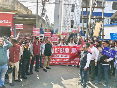 देवघर: 5 डे बैंकिंग की मांग को लेकर कर्मचारियों ने किया शांतिपूर्ण प्रदर्शन