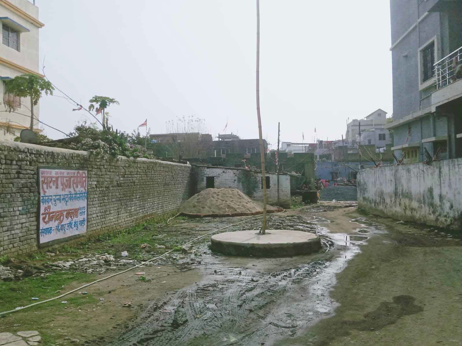 रांची: वार्ड 10 कोकर में आदिवासियों का पवित्र सरना स्थल कीचड़ में हुआ तब्दील