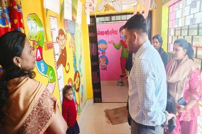 धनबाद : DDC ने मॉडल आंगनवाड़ी केंद्र का किया औचक निरीक्षण