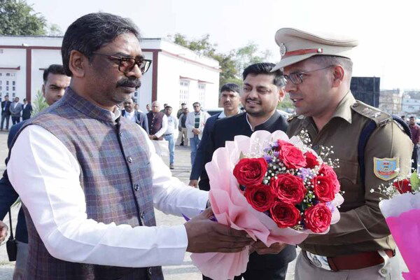 CM हेमंत पहुंचे धनबाद, JMM के स्थापना दिवस समारोह में होंगे शामिल