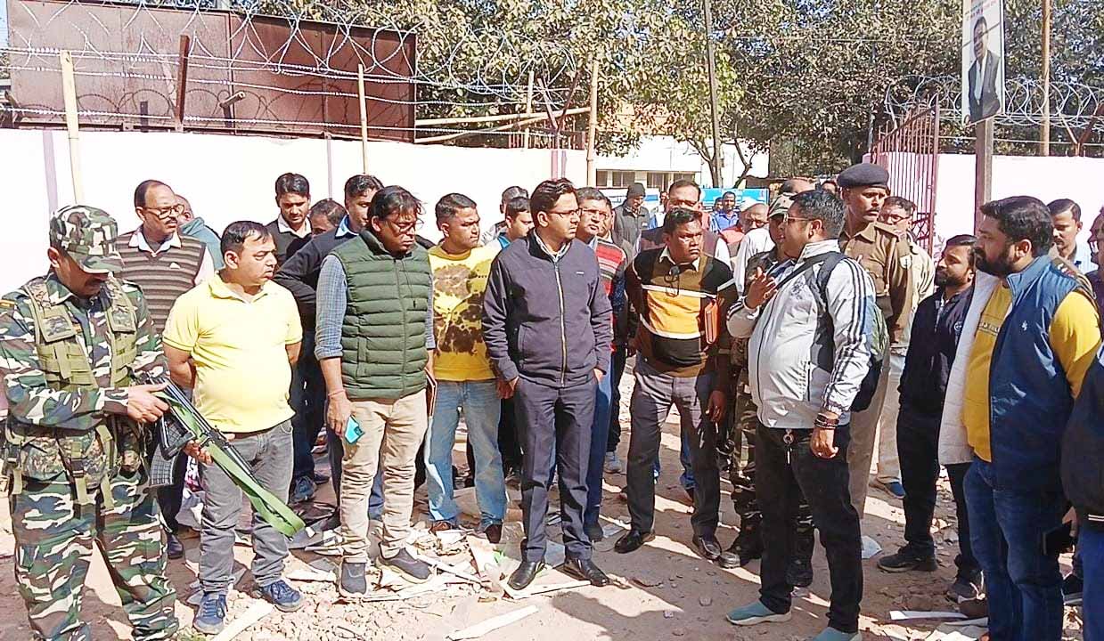 धनबाद बाउंड्री वॉल विवाद: वकील व स्वास्थ्यकर्मी आमने-सामने, 6 फीट रास्ता देने का फैसला