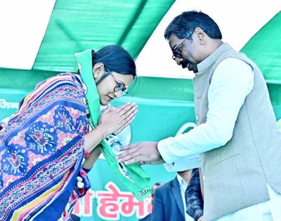 कोडरमाः शालिनी गुप्ता झामुमो में शामिल, सीएम हेमंत सोरेन ने किया स्वागत