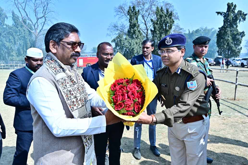 कोडरमा : CM हेमंत को हेलीपैड पर गार्ड ऑफ ऑनर दिया गया