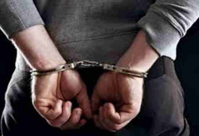 पटना: पुलिस की छापेमारी में शराब व राइफल बरामद, 4 गिरफ्तार