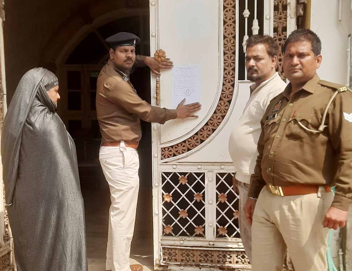 बहरागोड़ा से फरार अभियुक्त शहबाज के घर मेरठ में ढोल-नगाड़ों के साथ चिपकाया गया इश्तेहार