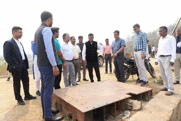 उपायुक्त ने पंसुवा डैम का किया निरीक्षण, लीकेज दूर करने के निर्देश, ग्रामीणों से संवाद