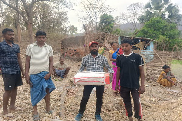 चक्रधरपुर: पिता को नहीं मिला अस्पताल से एम्बुलेंस, कूट के डब्बे में घर लाया शिशु का शव