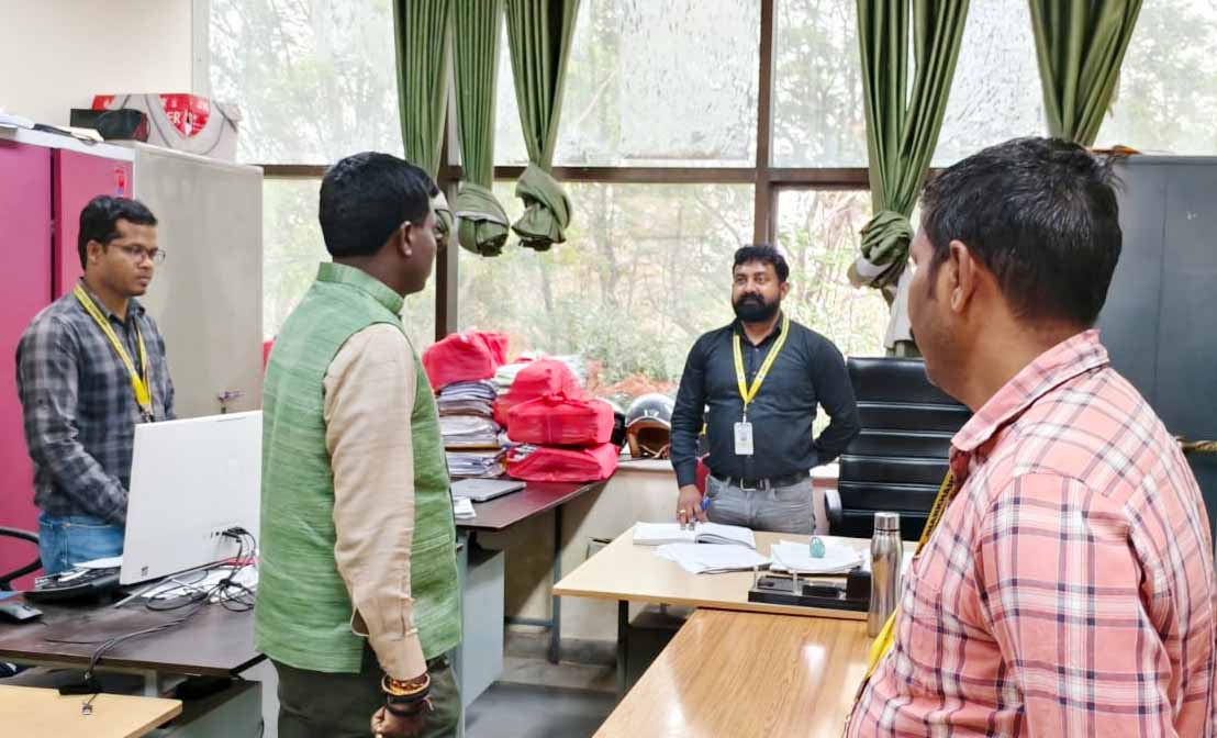रांची समाहरणालय में DC का औचक निरीक्षण, बिना सूचना अनुपस्थित कर्मियों को शो-कॉज