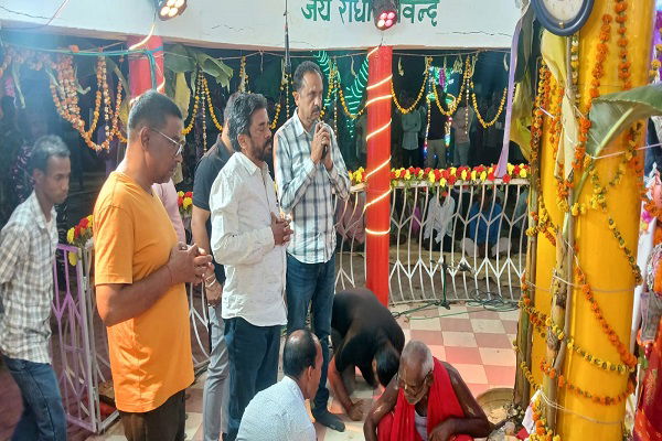 विधायक समीर मोहंती अखंड हरिनाम कीर्तन में हुए शामिल, टेका मत्था