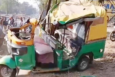 जमशेदपुर: कार की टक्कर से पलटा ऑटो, बाल-बाल बचे यात्री