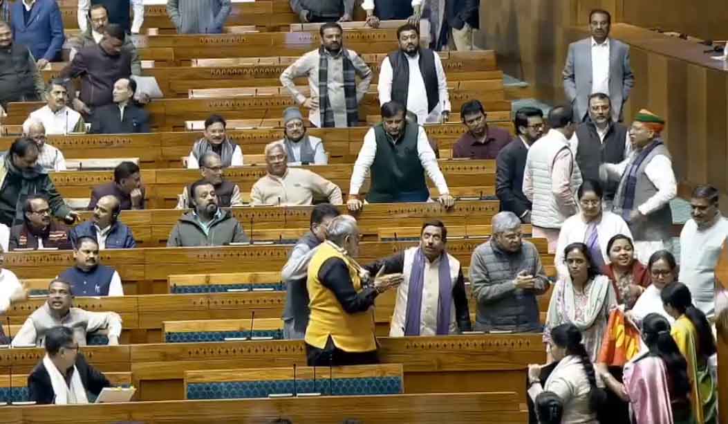 रिजिजू ने वीडियो शेयर किया,  विपक्षी  महिला सांसदों ने  पीएम मोदी की सीट घेरी,  कहा, हमने धक्का मुक्की रोकी