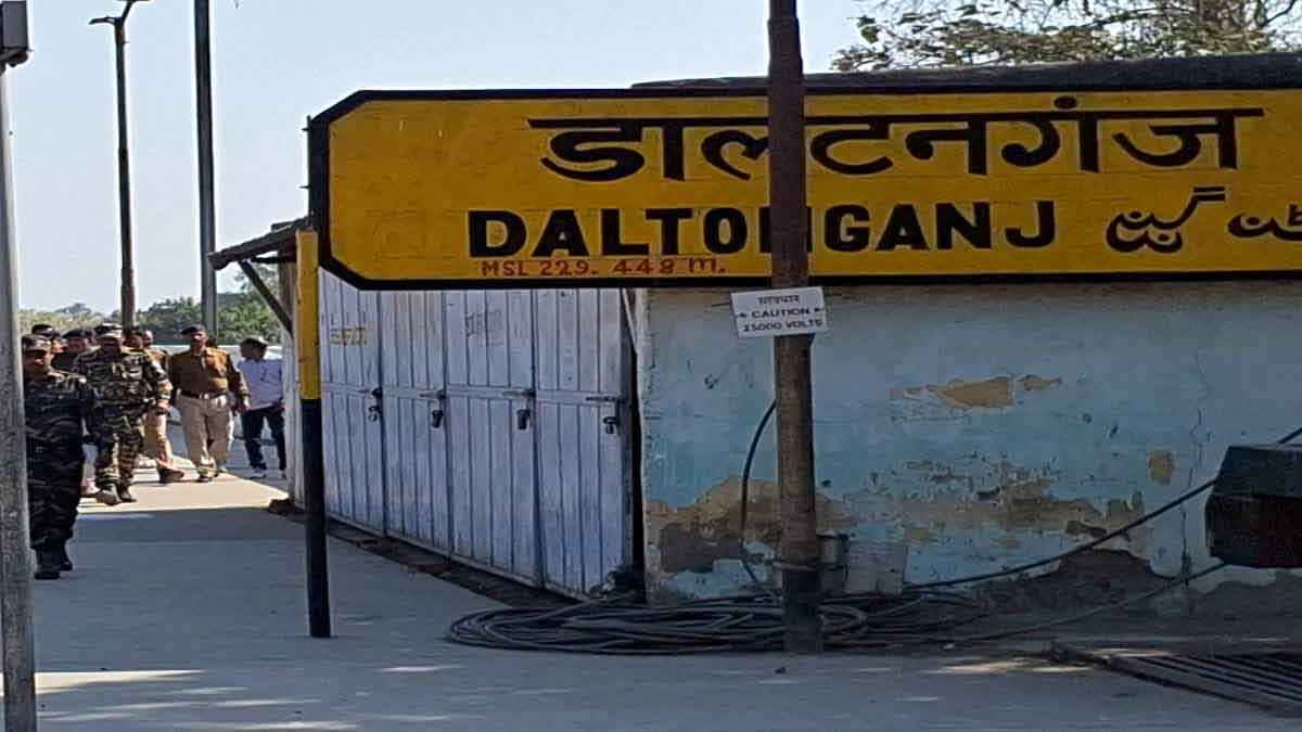 डाल्टनगंज रेलवे स्टेशन पर हादसा, मालगाड़ी के आगे कूदा युवक, मौत