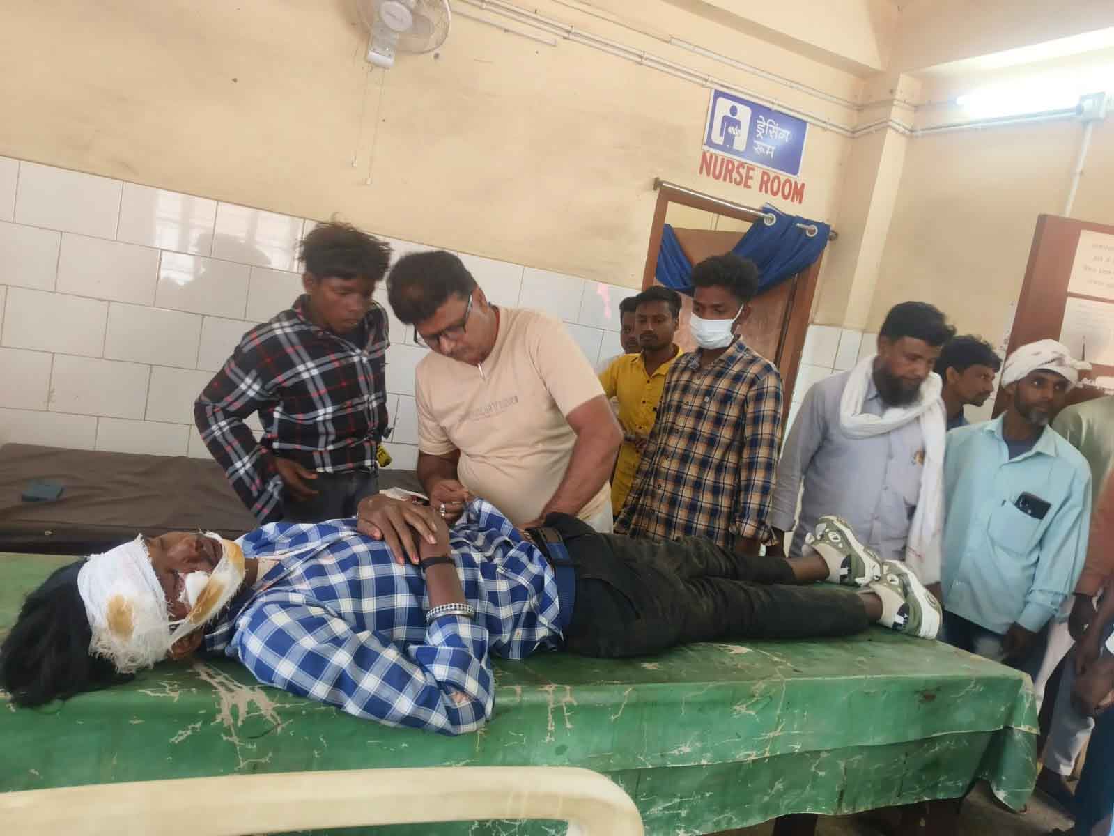 जमाताड़ा : तेज रफ्तार बाइक पिकअप वैन से टकराई, दो युवक गंभीर रूप से घायल