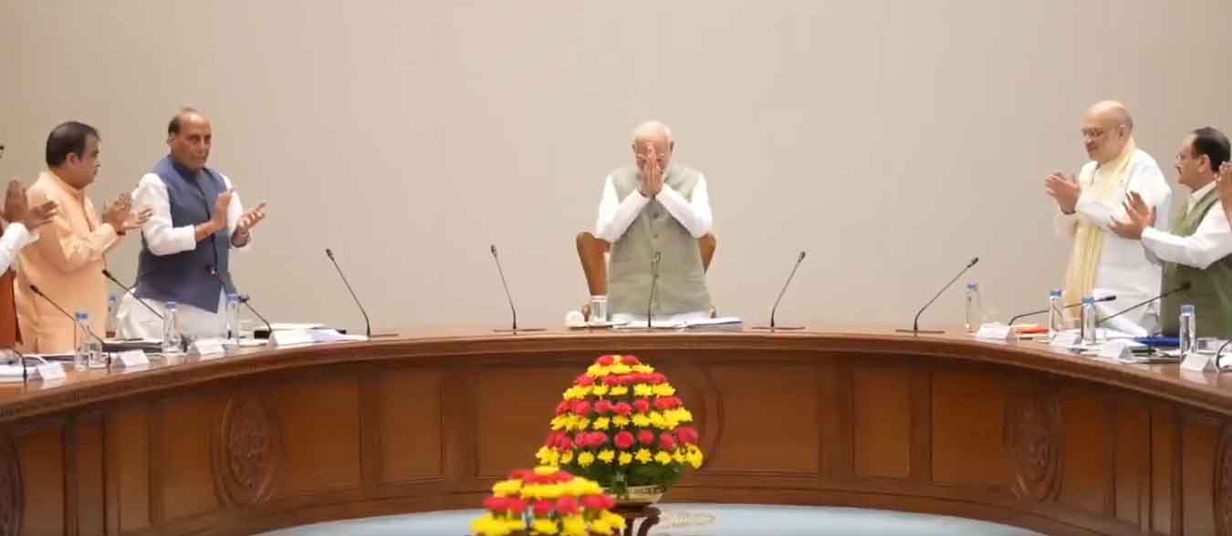 नेहरू का रिकार्ड तोड़ा नरेंद्र मोदी ने, सर्वाधिक लंबे समय तक देश की सेवा करनेवाले पीएम बने