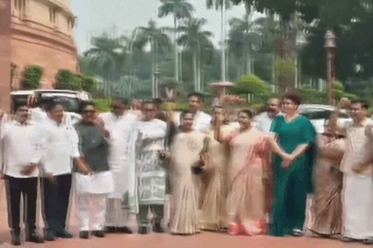 संसद परिसर में इंडिया अलायंस के सांसदों का प्रदर्शन, प्रियंका गांधी ने कहा, अमित शाह बयान दें, बोले अखिलेश, सवालों से भाग रही है सरकार