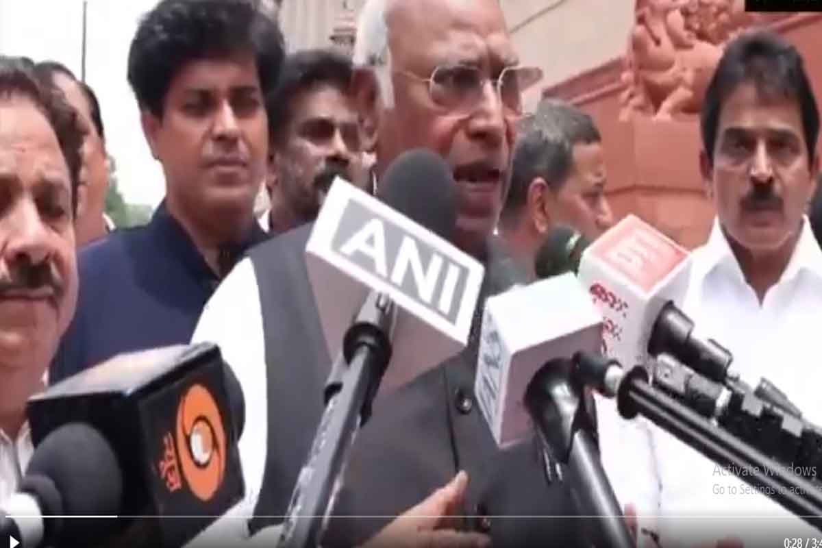 मल्लिकार्जुन खड़गे ने कहा, मोदी और अमित शाह सदन में आकर जवाब दें या इस्तीफा दें