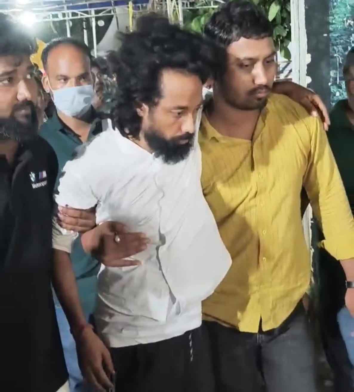 धरने पर बैठे देवेंद्र नाथ महतो को डॉक्टरों की सलाह, सुबह-शाम टहलें