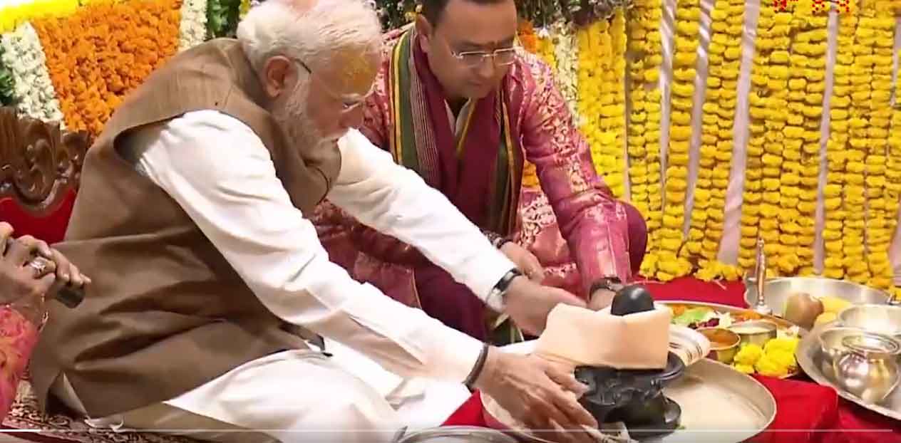 गुजरात : प्रधानमंत्री मोदी ने सोमनाथ महादेव के दर्शन किये, पूजा-अर्चना की, कुंभाभिषेक किया