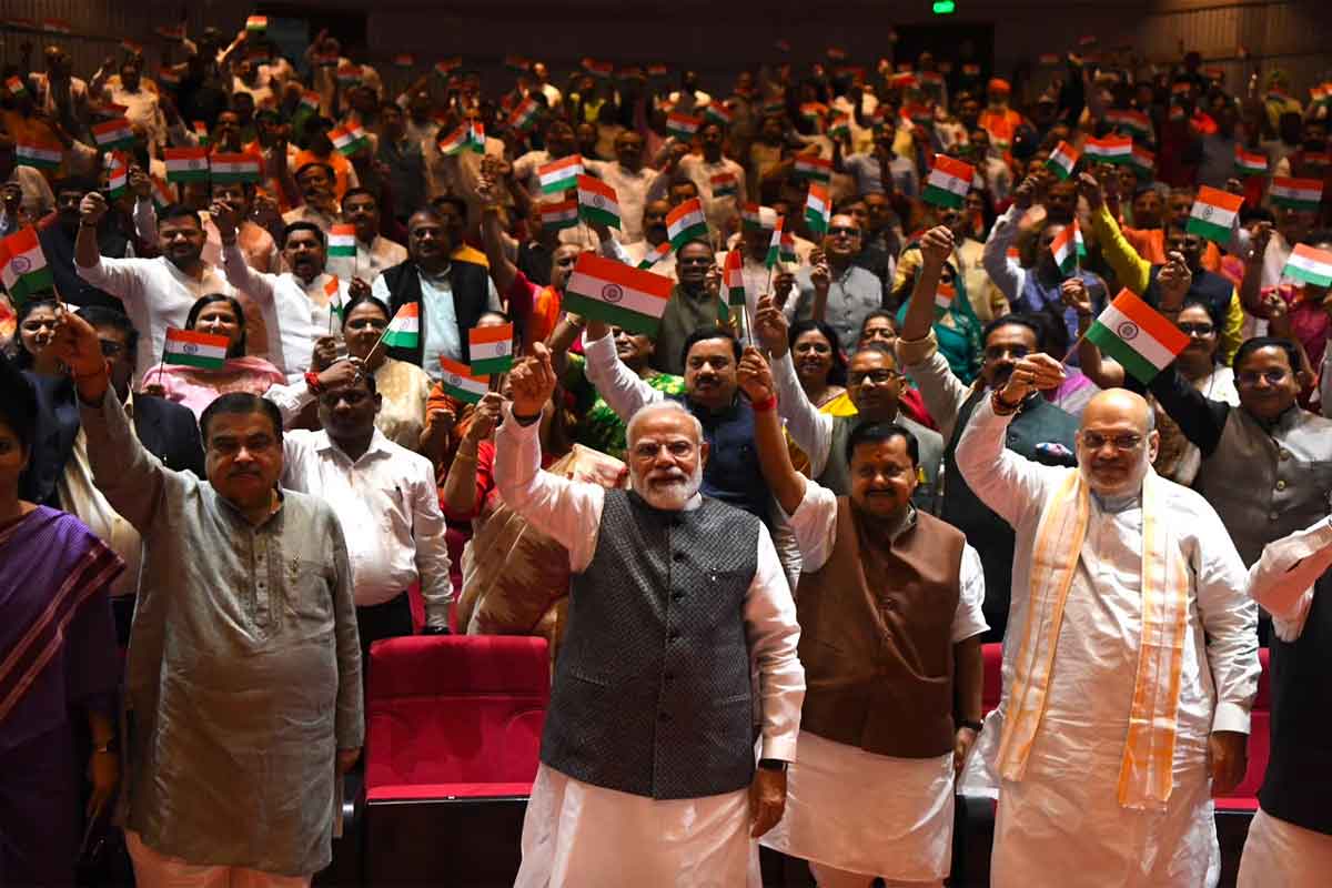 संसद भवन में एनडीए सांसदों की मंगल मिलन बैठक, मोदी, अमित शाह सहित सभी ने तिरंगा लहराया, वंदे मातरम का उद्घोष