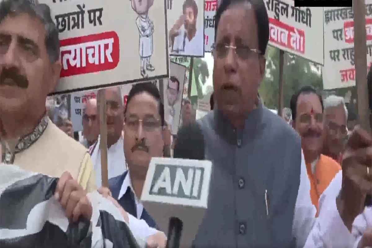 एनडीए सांसदों ने मकर द्वार तक मार्च किया, झारखंड में छात्रों पर पुलिस कार्रवाई को लेकर राहुल-प्रियंका को घेरा