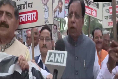 एनडीए सांसदों ने मकर द्वार तक मार्च किया, झारखंड में छात्रों पर पुलिस कार्रवाई को लेकर राहुल-प्रियंका को घेरा