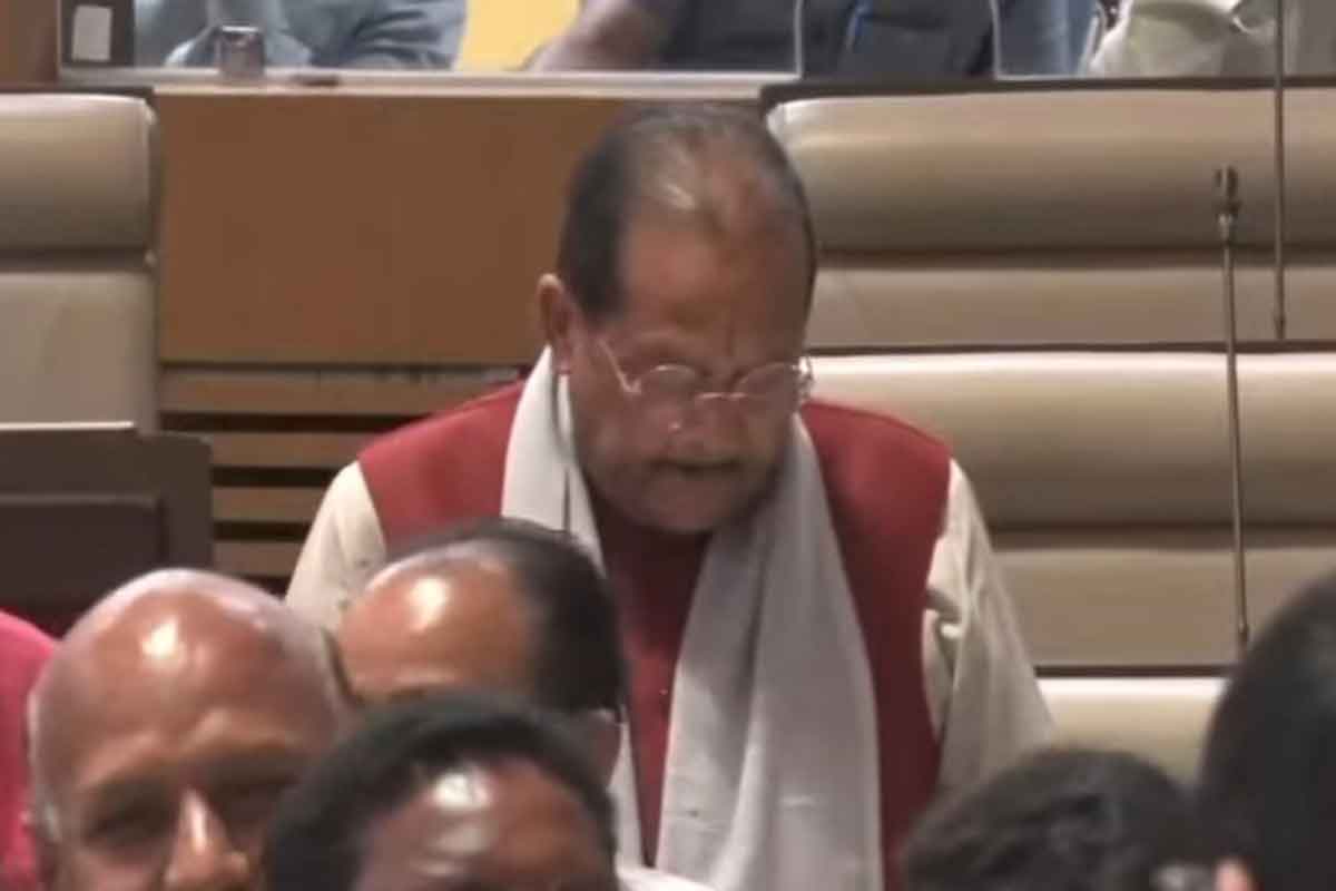 झारखंड विधानसभा में वित्त मंत्री राधाकृष्ण किशोर ने CAG की पांच रिपोर्टें पेश की