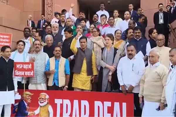 US  ट्रेड डील के खिलाफ विपक्षी सांसदों का संसद के मकर द्वार पर प्रदर्शन