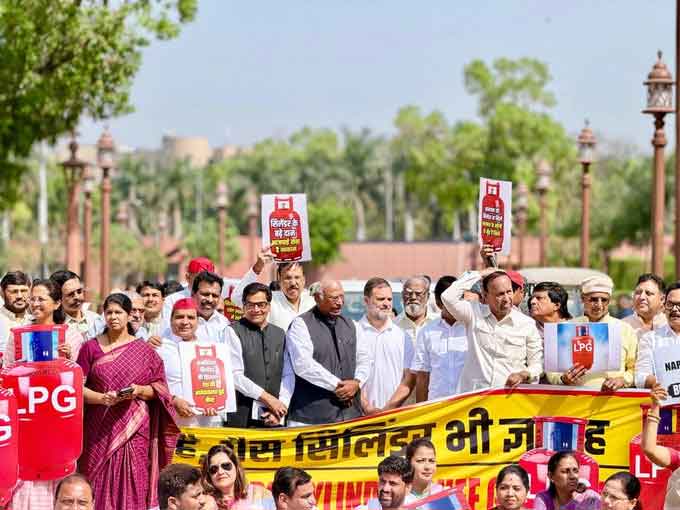 रसोई गैस की किल्लत, विपक्ष का संसद परिसर में प्रदर्शन, राहुल ने कहा, पीएम मोदी पैनिक में हैं