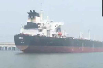 होर्मुज स्ट्रेट से गुजर कर तेल का टैंकर मुंबई पहुंचा, हालात बिगड़े तो नौसेना एस्कॉर्ट कर सकती है