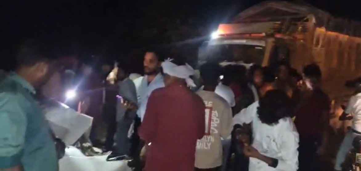 गिरिडीह : धनवार में ट्रक-कार की भीषण टक्कर, तीन घायल, 5 साल का बच्चा चमत्कारिक रूप से सुरक्षित