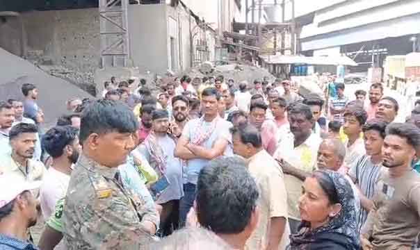 धनबाद  : फैक्ट्री कर्मचारी की इलाज के दौरान मौत, मुआवजे की मांग को लेकर गेट जाम कर किया प्रदर्शन