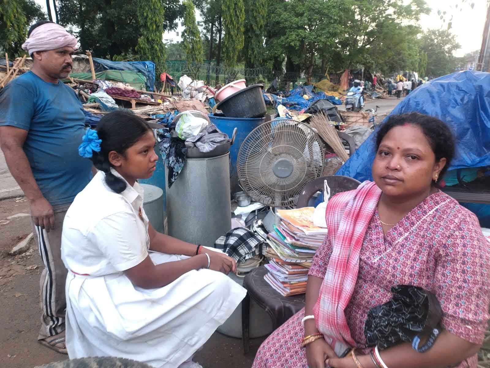 रिम्स के बाद अब मोरहाबादी में चला बुलडोजर, उसुलाईन की 10 वीं की छात्रा लक्ष्मी हुई बेघर