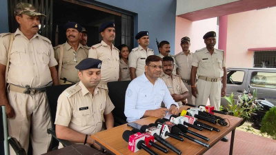 गिरिडीह  : नकली विदेशी शराब की फैक्ट्री का भंडाफोड़, 50 लाख की शराब जब्त, उत्पाद विभाग ने दी जानकारी