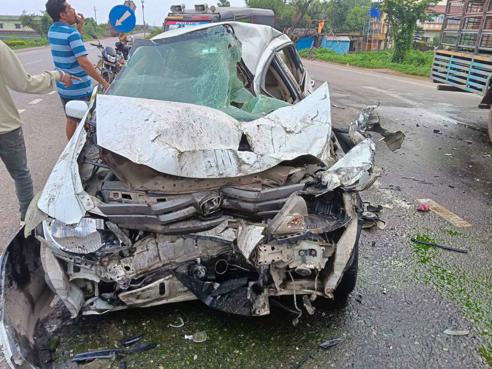 बहरागोड़ा : राष्ट्रीय राजमार्ग 49 पर अज्ञात वाहन से टकराई कार, चालक घायल