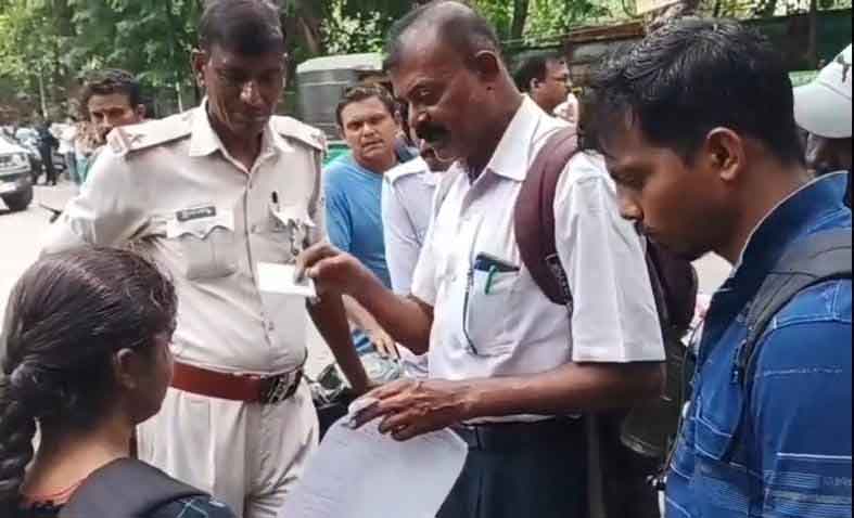 धनबाद : SSLNT कॉलेज में पॉलिटेक्निक प्रवेश परीक्षा में हंगामा, समय पर आधार की फोटोकॉपी जमा नहीं करानेवाले छात्र परीक्षा नहीं दे पाये