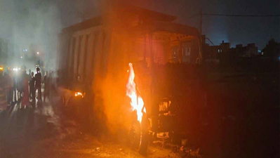 रामगढ़ : कोठार ओवरब्रिज के समीप खड़े ट्रक में आग लगी, चालक-उपचालक ने कूदकर बचाई जान