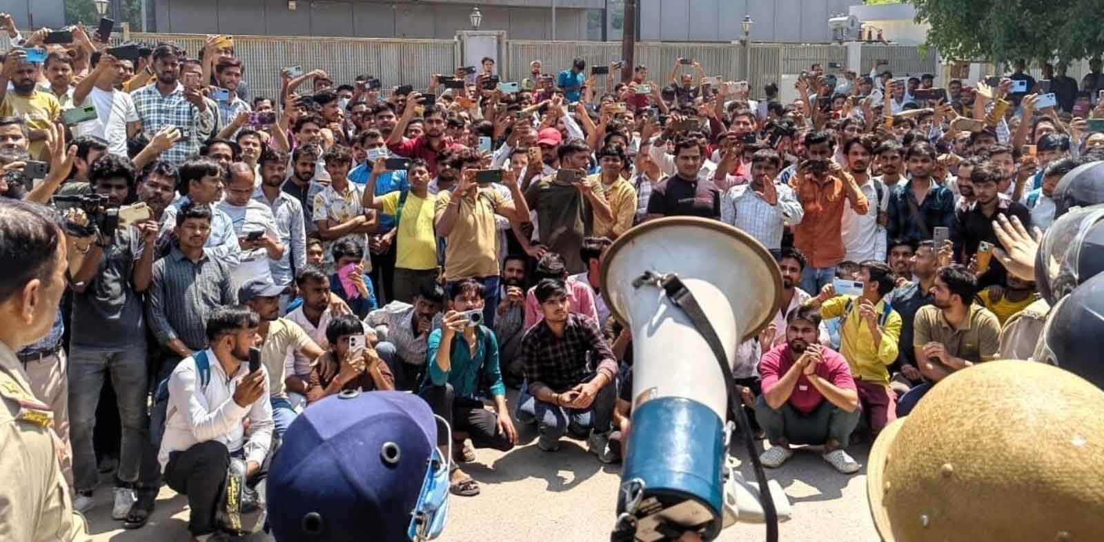 नोएडा और फरीदाबाद में श्रमिकों का आंदोलन हिंसक हुआ, तोड़फोड़, पत्थरबाजी, कई वाहन फूंक डाले